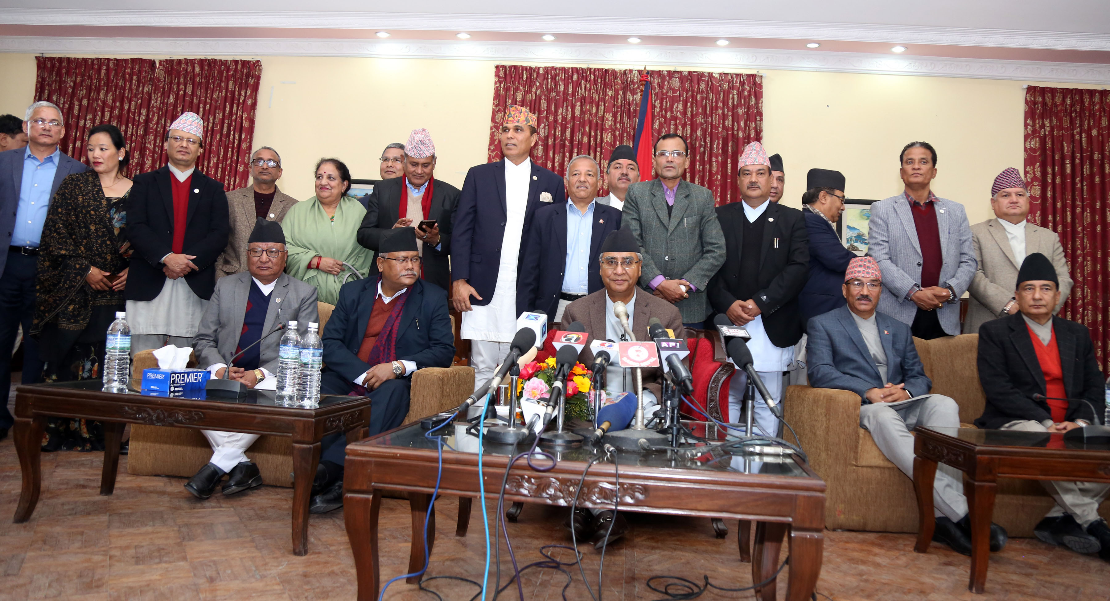 राष्ट्रपति समक्ष प्रधानमन्त्री देउवाले बुझाए राजीनामा