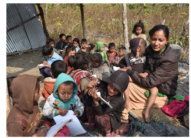सिन्धुलीको एक बिधालयमा ३३दलित बालबालिका बगर ढुङ्गामा बसेर पढन बाध्य छन,पीडा सुन्ने कोहि भएन।