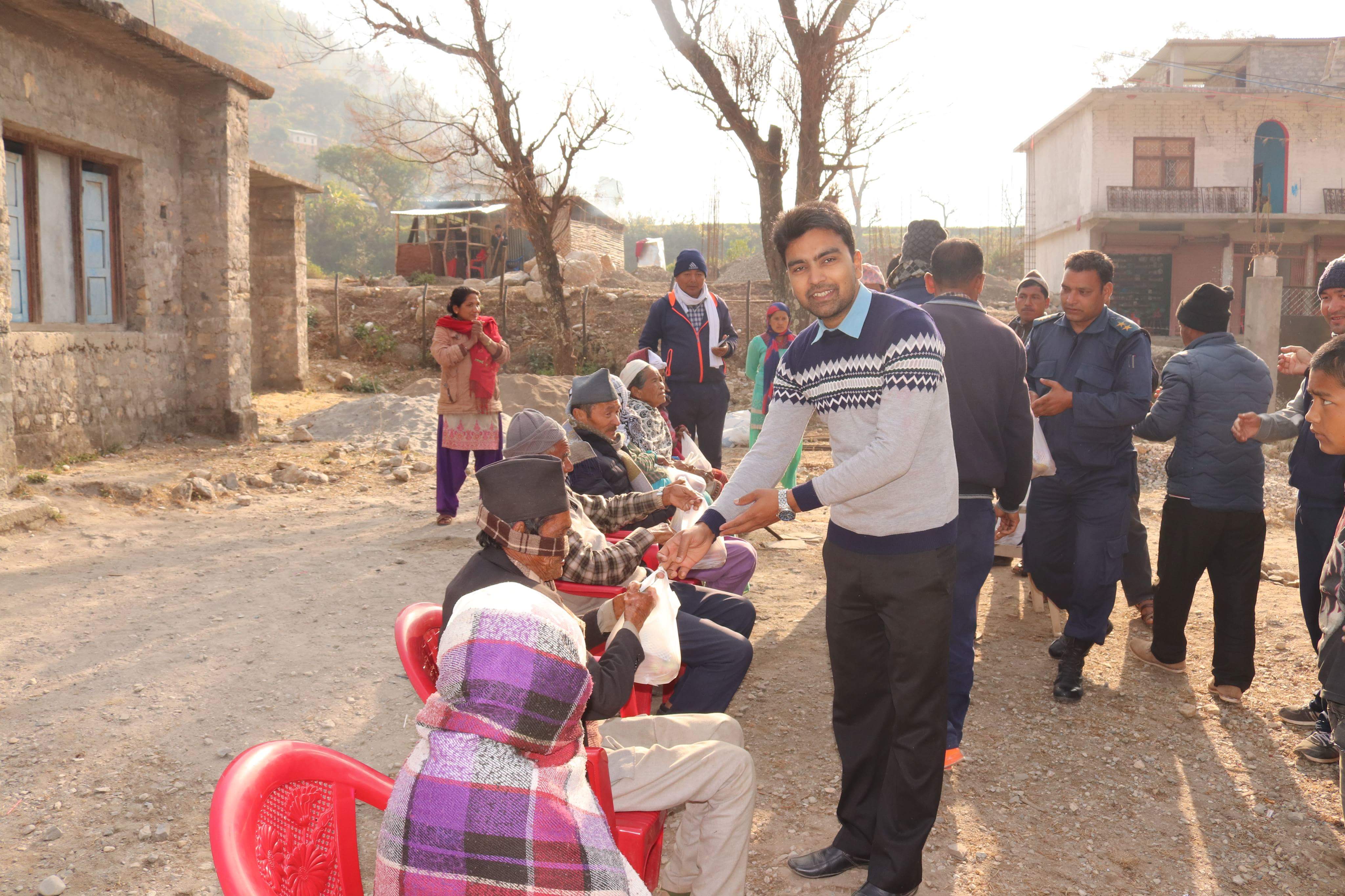प्रजातन्त्र दिबशको अबशरमा प्रा स्वा के दल्लीमा बिरामीलाइ फलफूल बितरण।