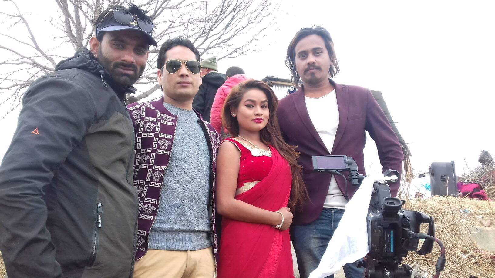 चाहाना तिम्रा ठुला ठुला महलमा रमाउने  बजारमा