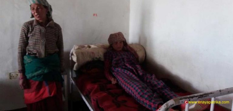 छाउगोठमा बसेकी किशोरी लडेर घाइते, उपचारमा समस्या