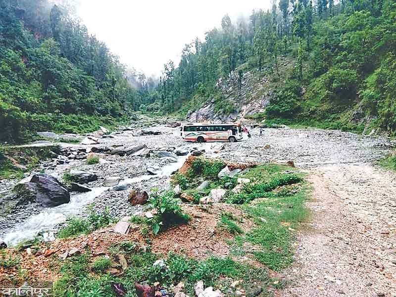 विभागको लापरबाहीले पुल निर्माण अलपत्र