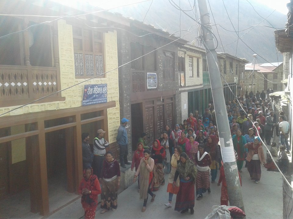 नगरपालीकाको केन्द्र सारेको भन्दै दुनैबजारमा आन्दोलन