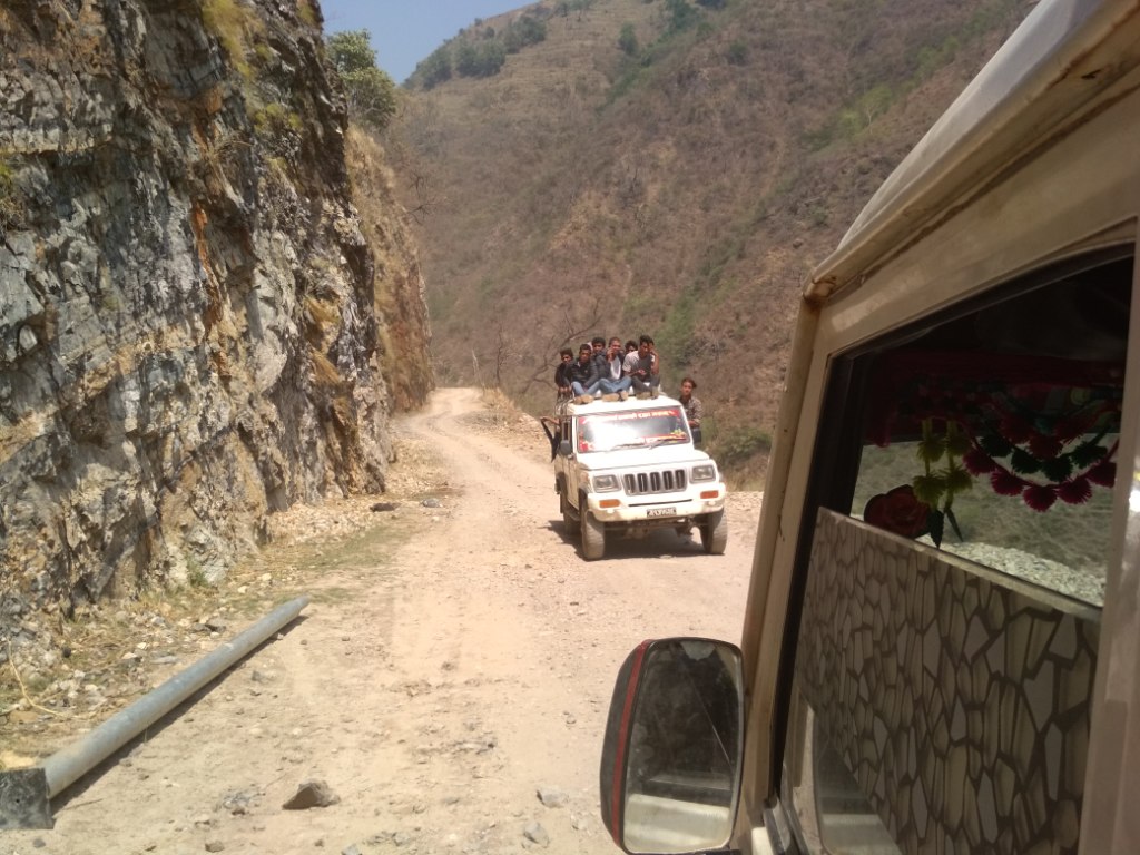खदाङ–गोतामकोट सडकखण्डको यात्रा जोखिम,यात्रुहरु डराई–डराई यात्रा गर्न बाध्य !