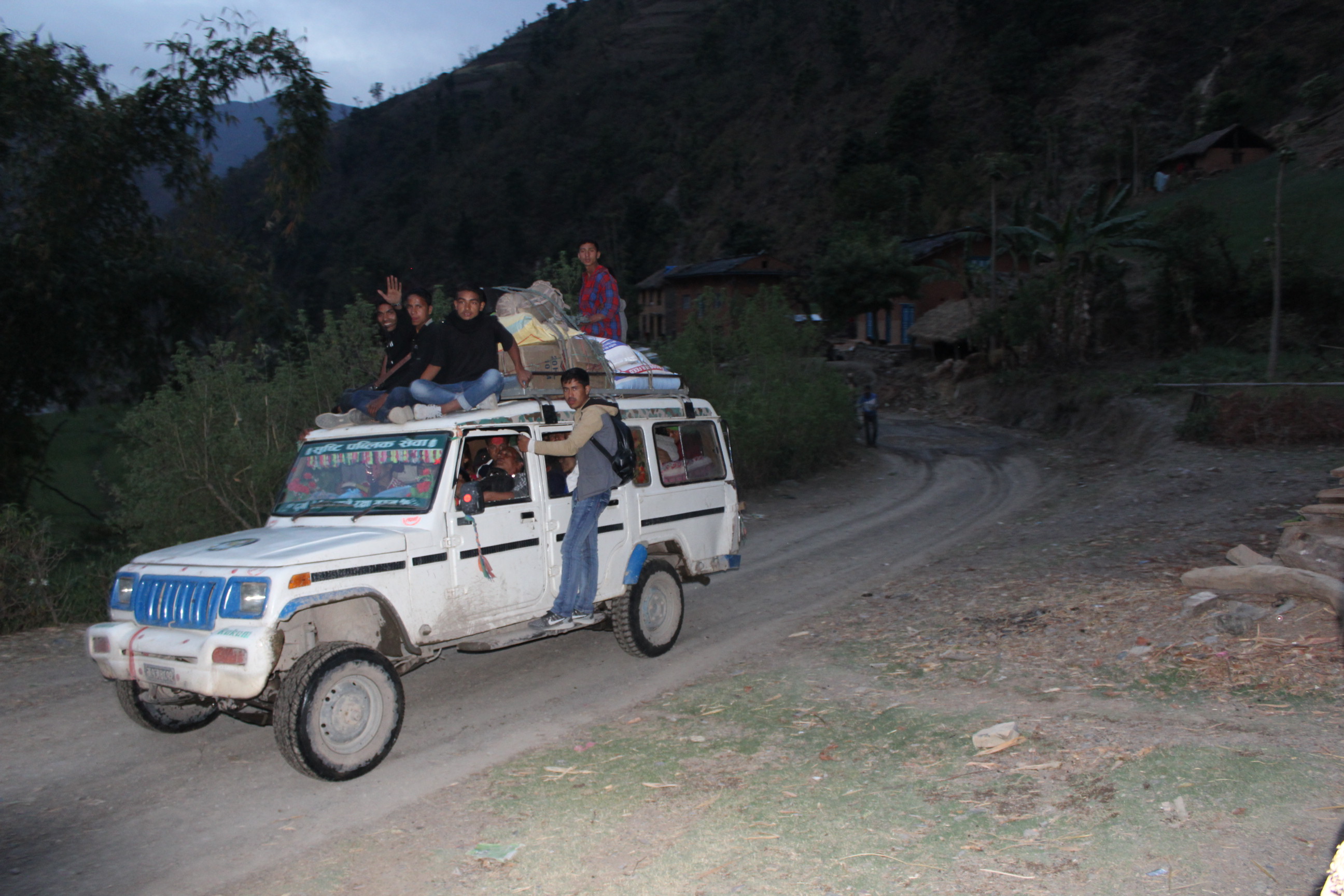 कर्णालीमा चर्को भाडा र जोखिमपूर्ण यात्रा कहिलेसम्म २५ किमि यात्रा गर्न ४०० भाडा