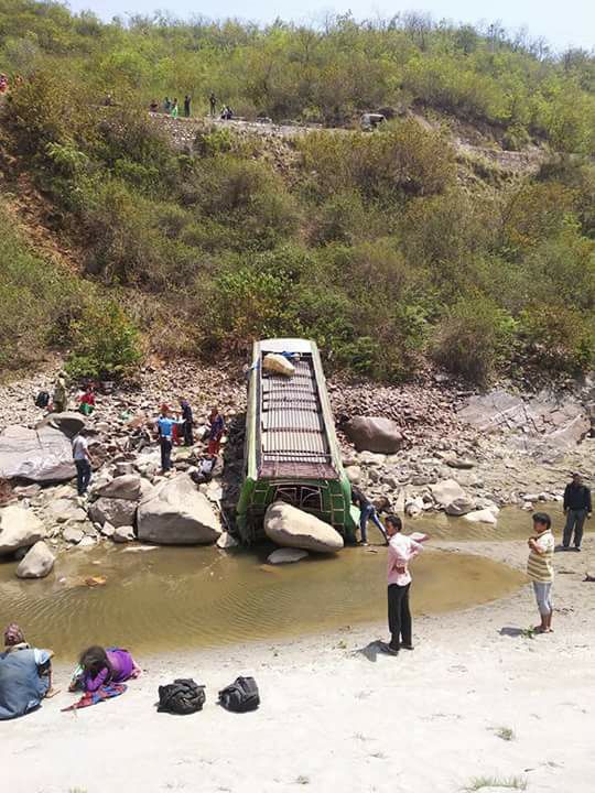 सल्यानमा बस दुर्घटना ४३ यात्रु घाइते