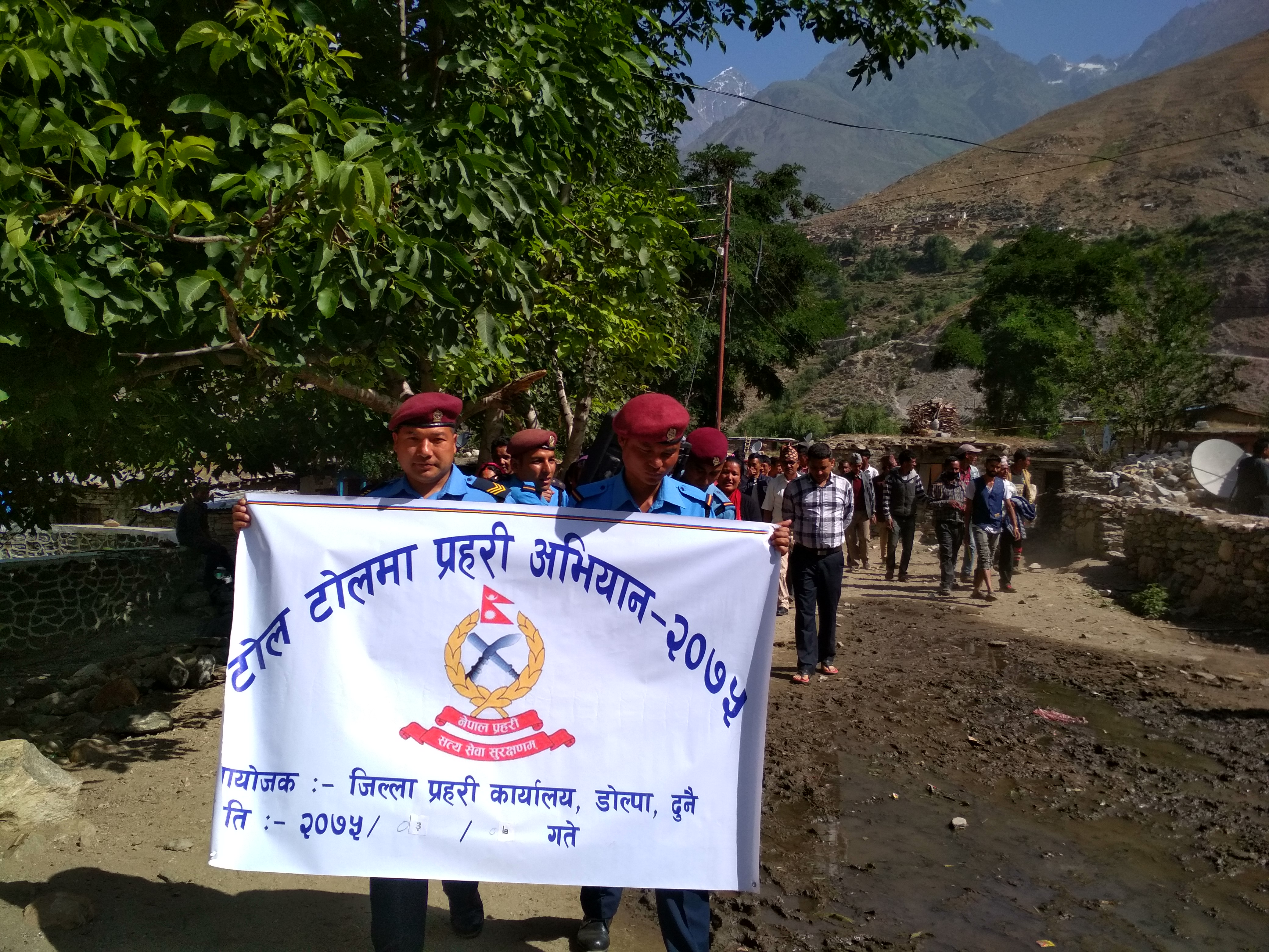 त्रिपुराकोटमा टोलटोलमा प्रहरी अभियान