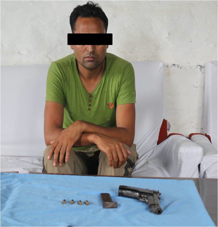 पेस्तोल सहित पक्राउ