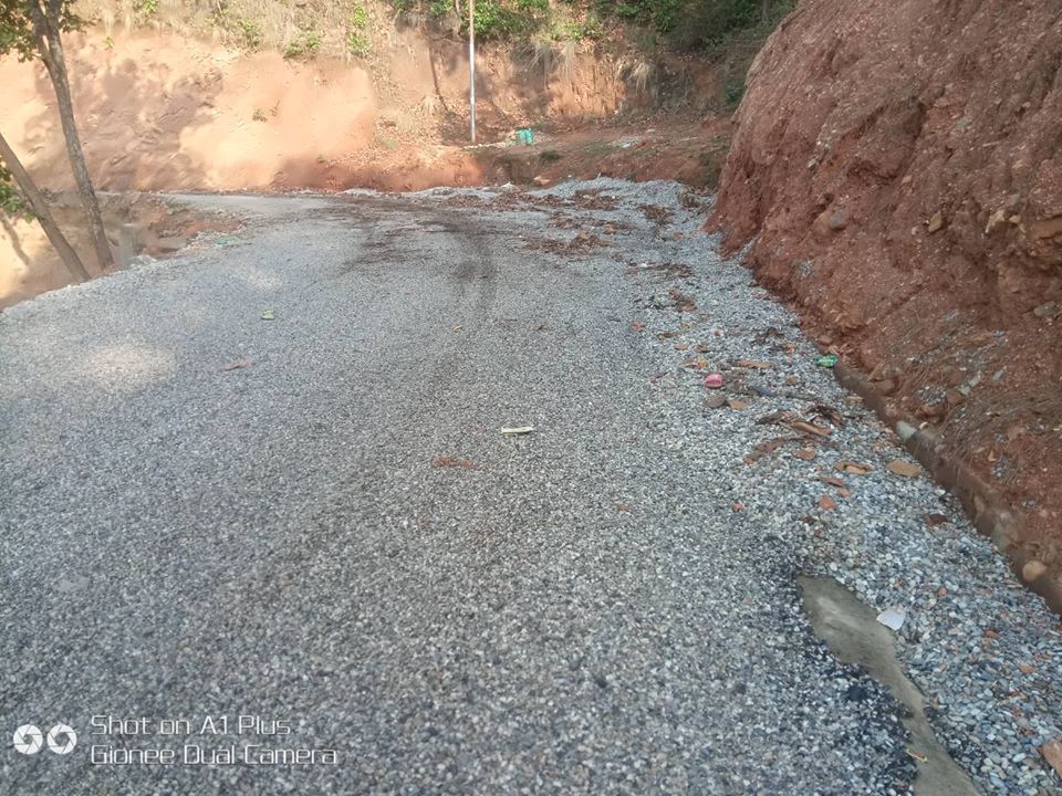 कालोपत्रेमा चरम गुणस्तरहिन काम नसकिदै जिरा गिटटी सोरिएर सडक छेउमा थुप्रो