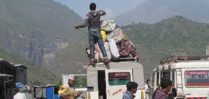 ४५ किमीको दुरी पार गर्न फेरिन्छ तीन गाडी, तिरिन्छ ७ सय १