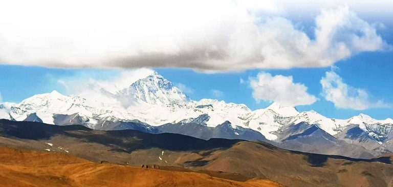 आहा ।  नदीको शिरमा सगरमाथा