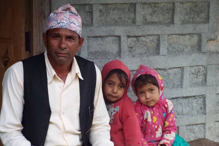 विद्यार्थी दुई, शिक्षक तीन जना
