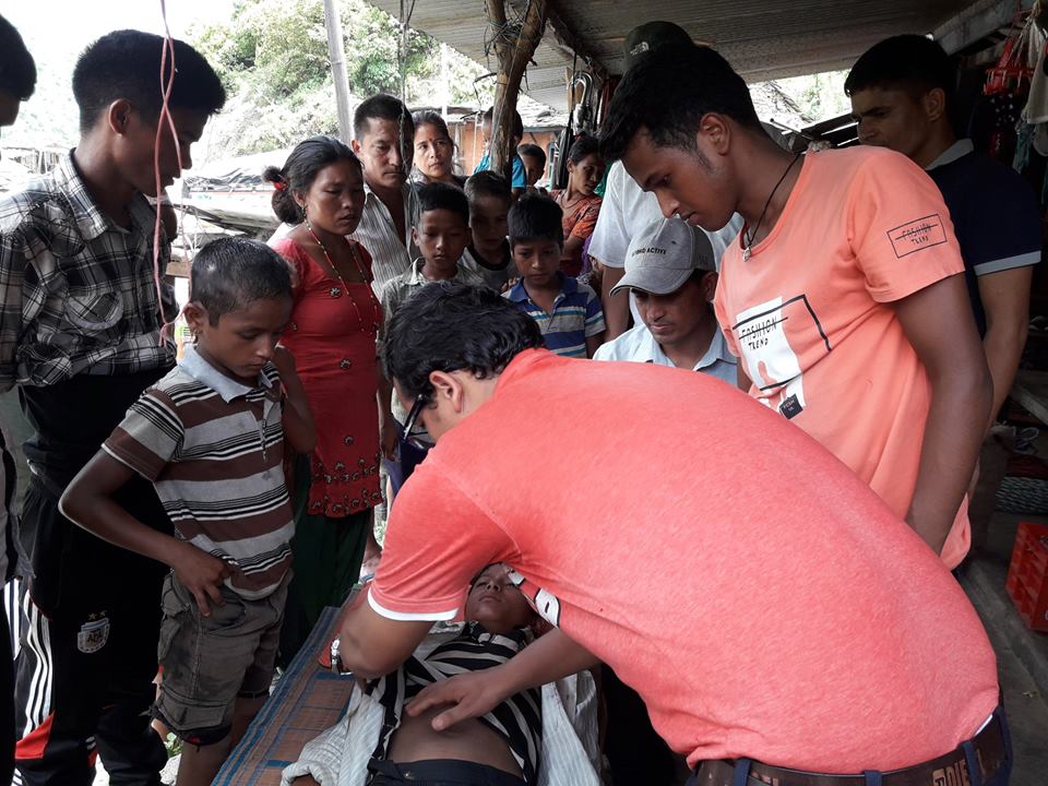 पहिरोले घर पुर्दा घाइते भएका वुढा परिवारको दुई दिन पछि उपचार सुरु