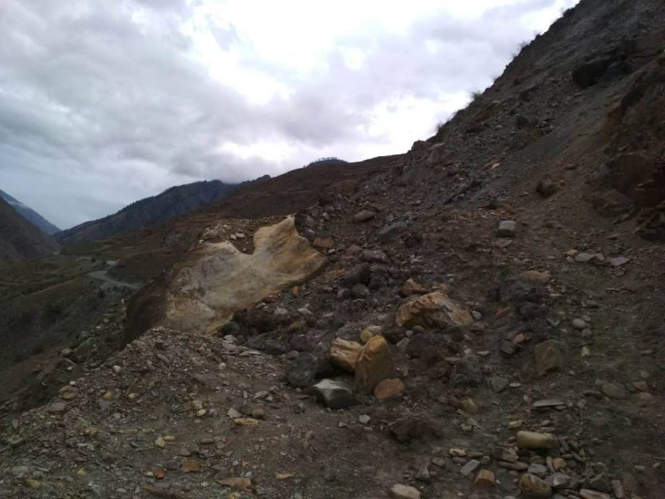 तीन सातादेखि सडक अवरुद्ध, जोमिपूर्ण यात्रा गर्न डोल्पावासीको बाध्यता