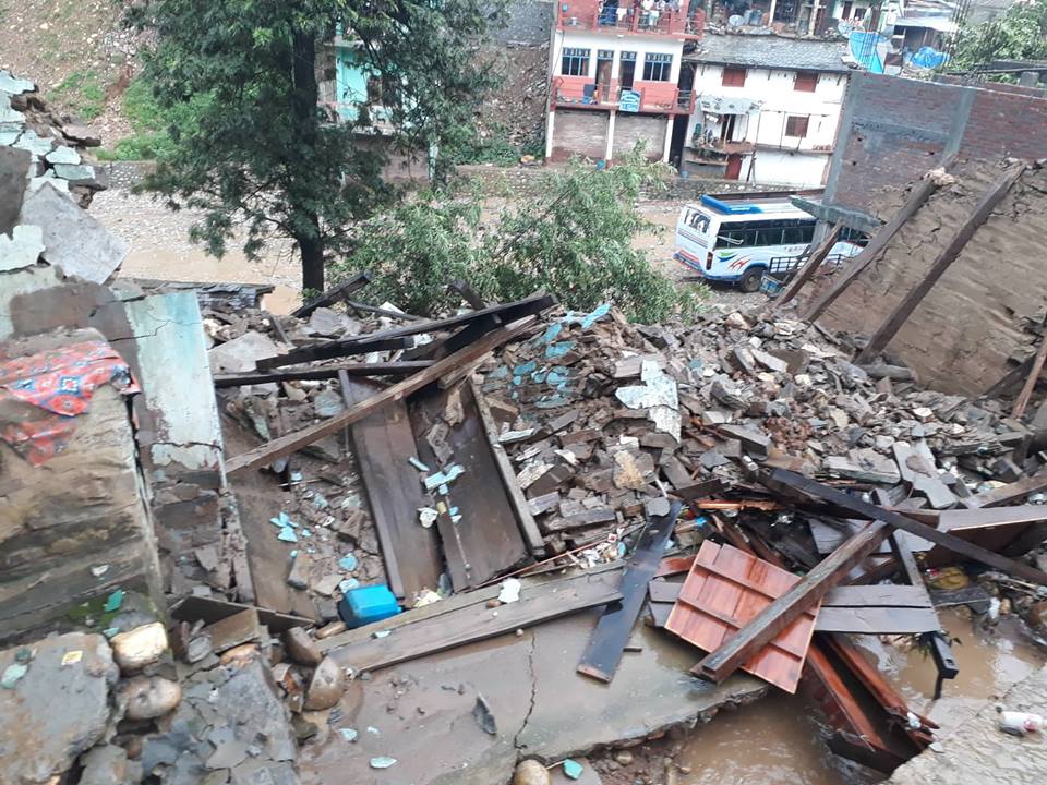 चौरजहारी नगरपालिकामा ५ जनाको घर ढल्यो