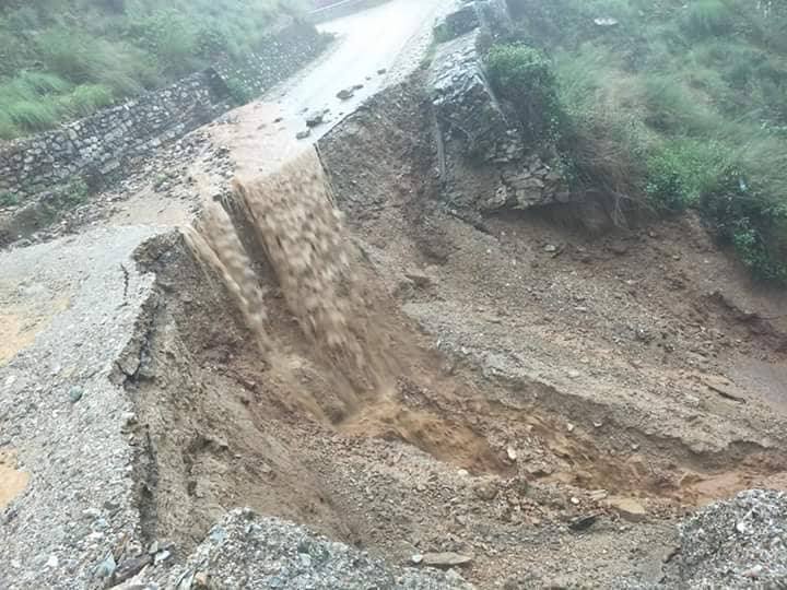 जाजरकोट भित्रने र बाहिरने यातायात सेवा ठप्प