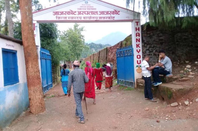 तलब नपाउँदा जाजरकोटका स्वास्थ्यकर्मी आन्दोलनमा विरामी उपचारबाट बञ्चित