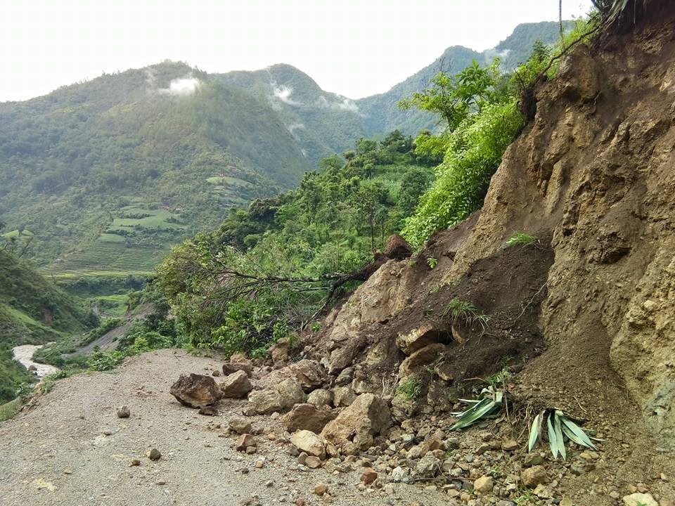 पहिरोले पाल्पा बुटवल सडक अबरुद्ध