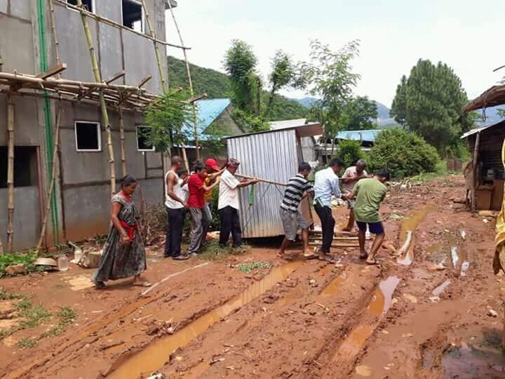 सहमति पछि सडक मिचेर राखेका घुम्ति पसल हटाइयो
