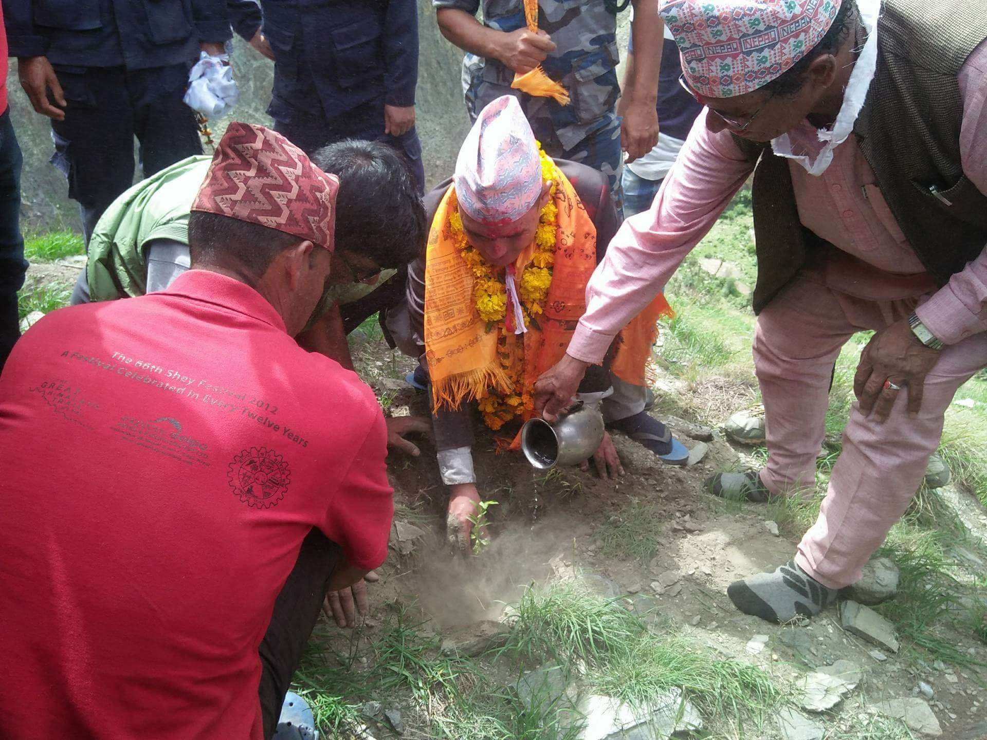 मन्त्री बुढाले रोपे त्रिपुरा सुन्दरीमा श्रीखण्डको बिरुवा