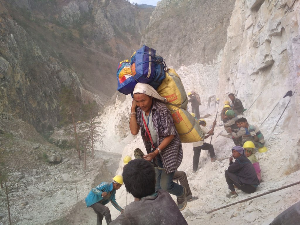 डोल्पालीको सडक सपना साकार पार्न अन्तिम भिर छिचोल्दै सेना, दुनै सडक संञ्जालमा जोडिन पाँचसय मिटर बाँकी