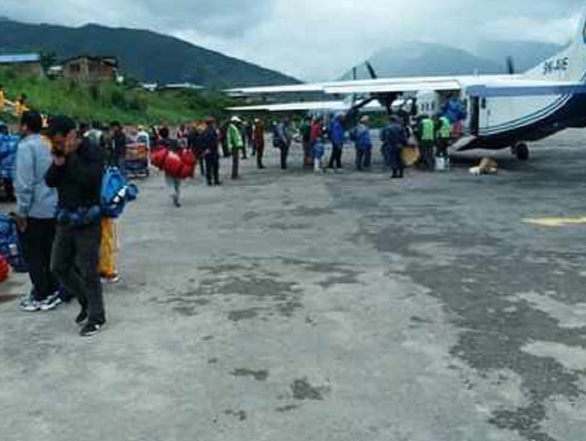 सिमकोटमा अलपत्र भारतीय तीर्थयात्रीको उद्धार गरिँदै