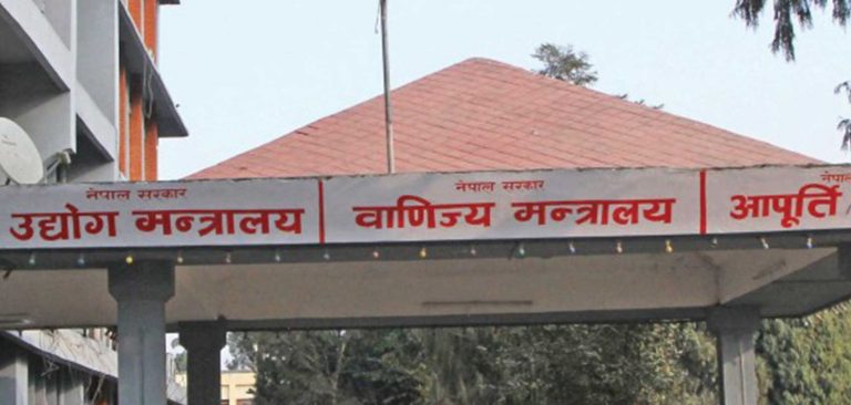 मेडिकल कलेज व्यापारीलाई दिएर चुरोट कारखाना चलाउँदै सरकार
