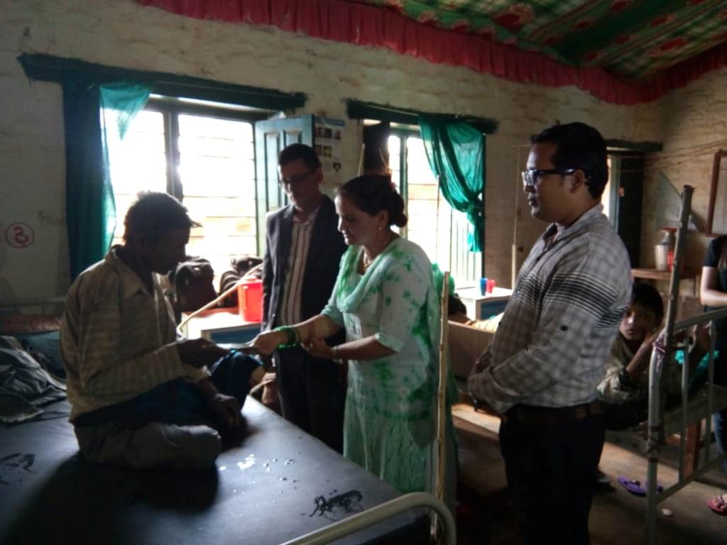 पहिरोमा मृत्यू भएका आफन्तलाई राहत