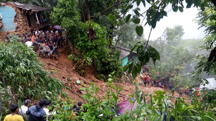 पहिरोले घेरियो खलंगा, २ घर पुरिए तीन सातादेखि खलंगामा सडक यातायात अवरुद्ध