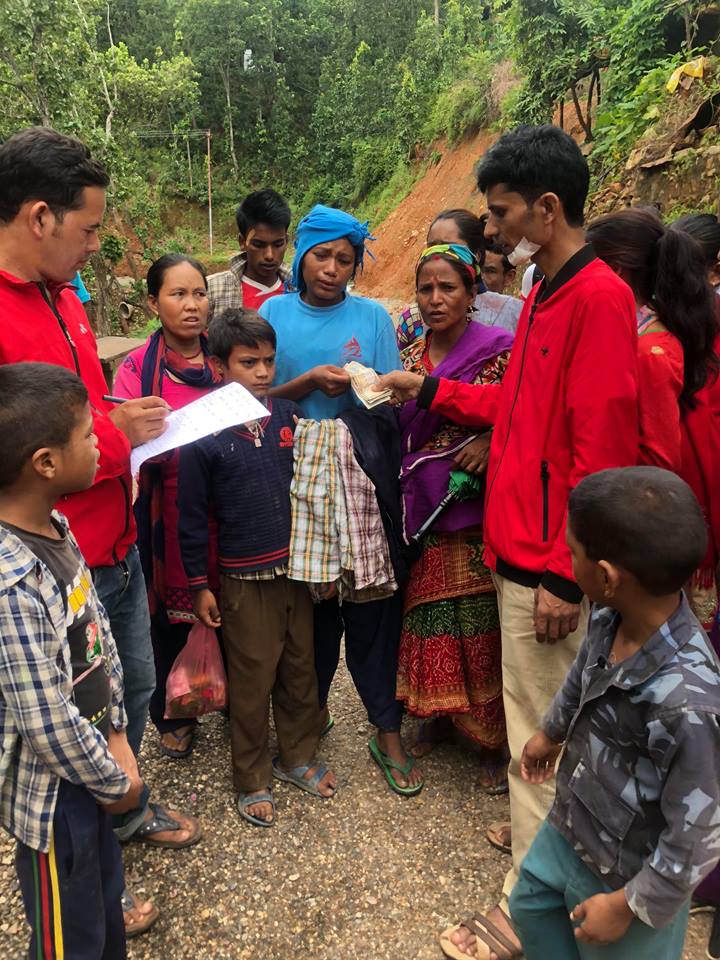 घटनास्थलमै पुगेर कानूनमन्त्री भण्डारीले पहिरो पिडितलाई दिए राहत