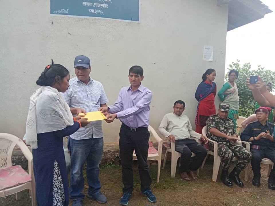 काँग्रेस नेता खड्का द्धारा ठाँटीको पहिरोमा मृत्यु भएका परिवारलाइ दुइ लाख सत्तरी हजार नगद सहयोग