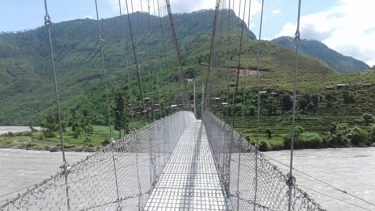 सुर्खेत कालीखोला र सल्यान कारागाउँ जोडने झोलुंगे पुल निर्माण स्थानीय खुसी