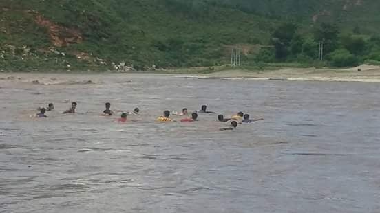 उर्लिदो भेरीमा युवाहरु भेल खेल्ने चाड मनाउँदै