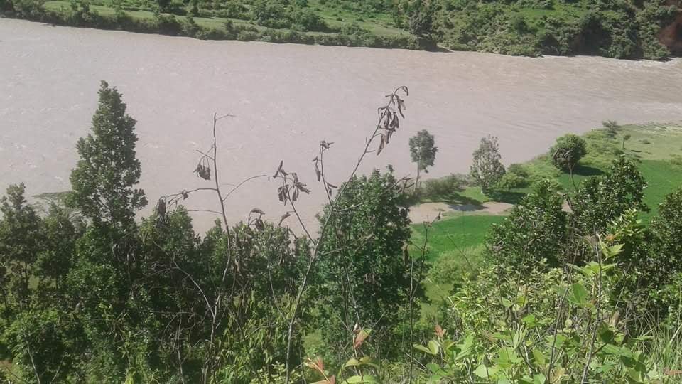 पहिरोको उच्च जोखिमा गैरागाउँ, भेरीमा आएको वाढिले फेरी र तारजाली वगायो