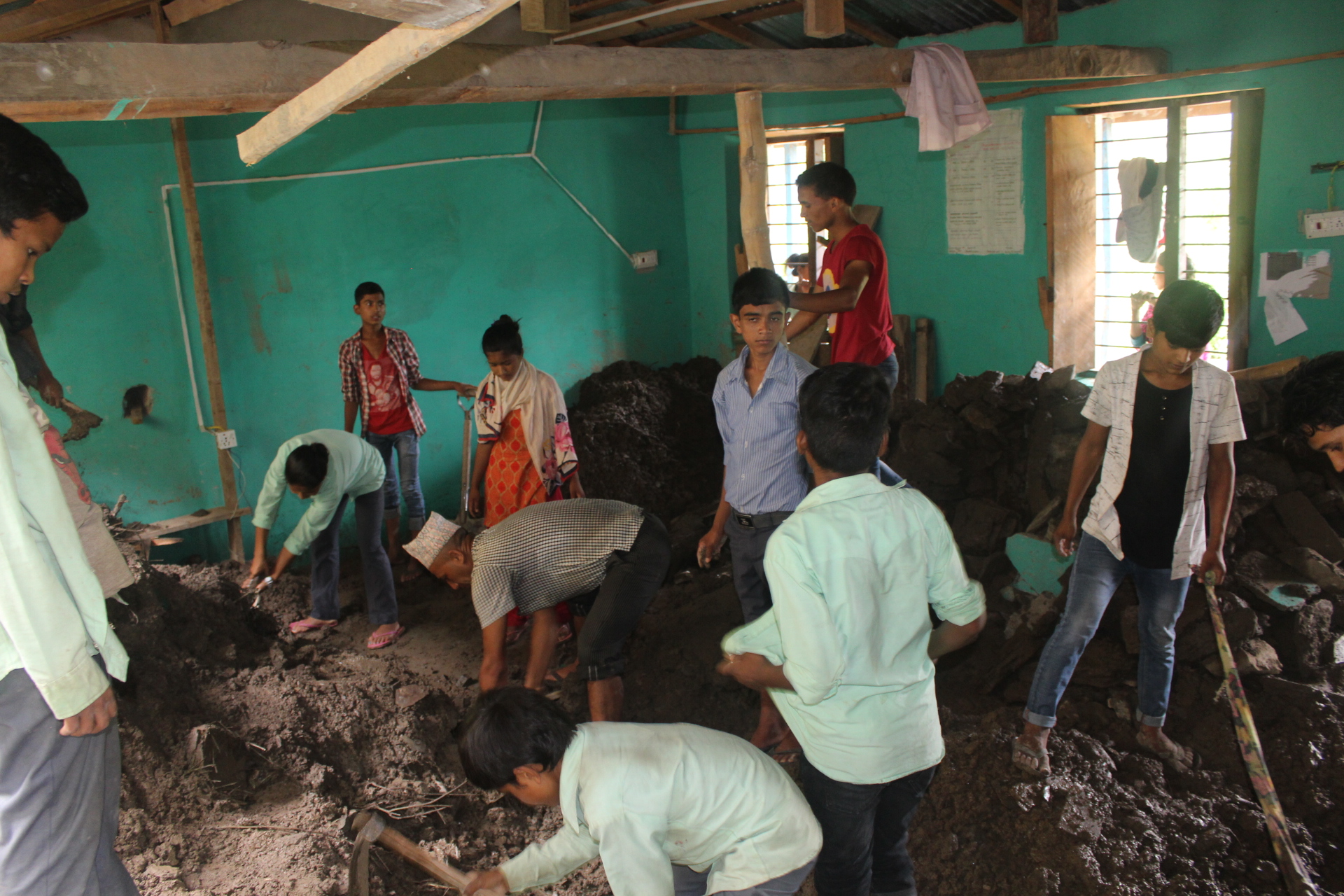पंञ्च भयार मावि भत्किएपछि ढुङ्गा र माटो कक्षा कोठाबाट निकाल्दै विद्यार्थी तथा शिक्षकहरु