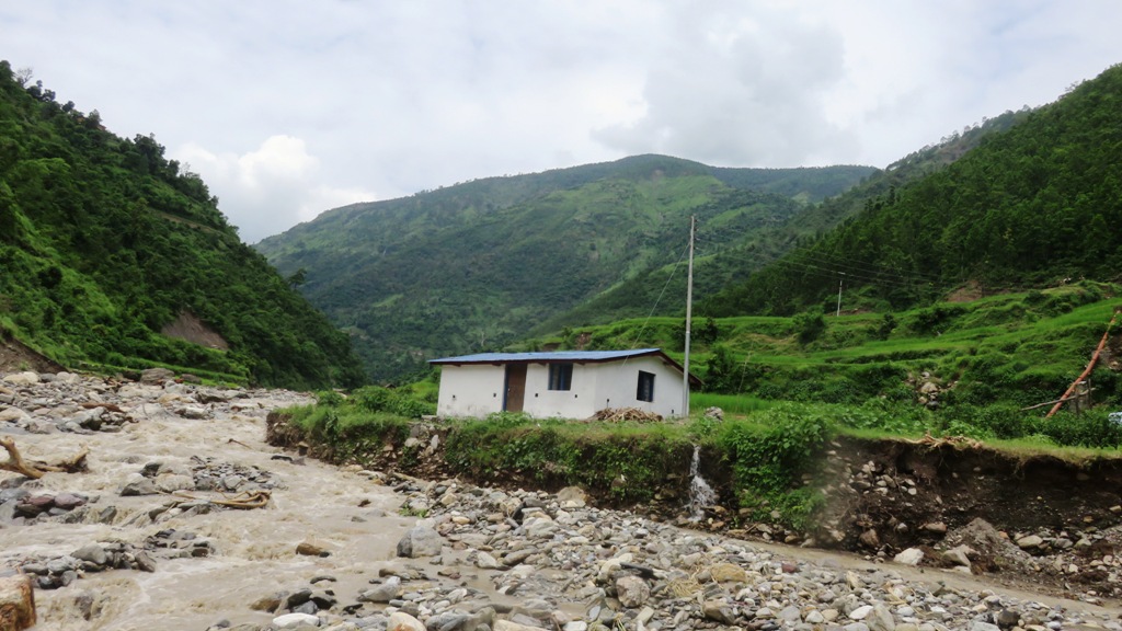 विद्युत आयोजनाको नहर बाढीले वगाएपछि चार हजार स्थानीय अध्यारोमा