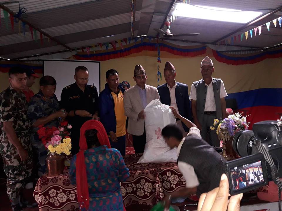 प्रमुख जिल्ला अधिकारी  बस्नेत दल्ली पुगेपछि बाढी पिडितले अभिभावक पाएको दिए प्रतिक्रिया