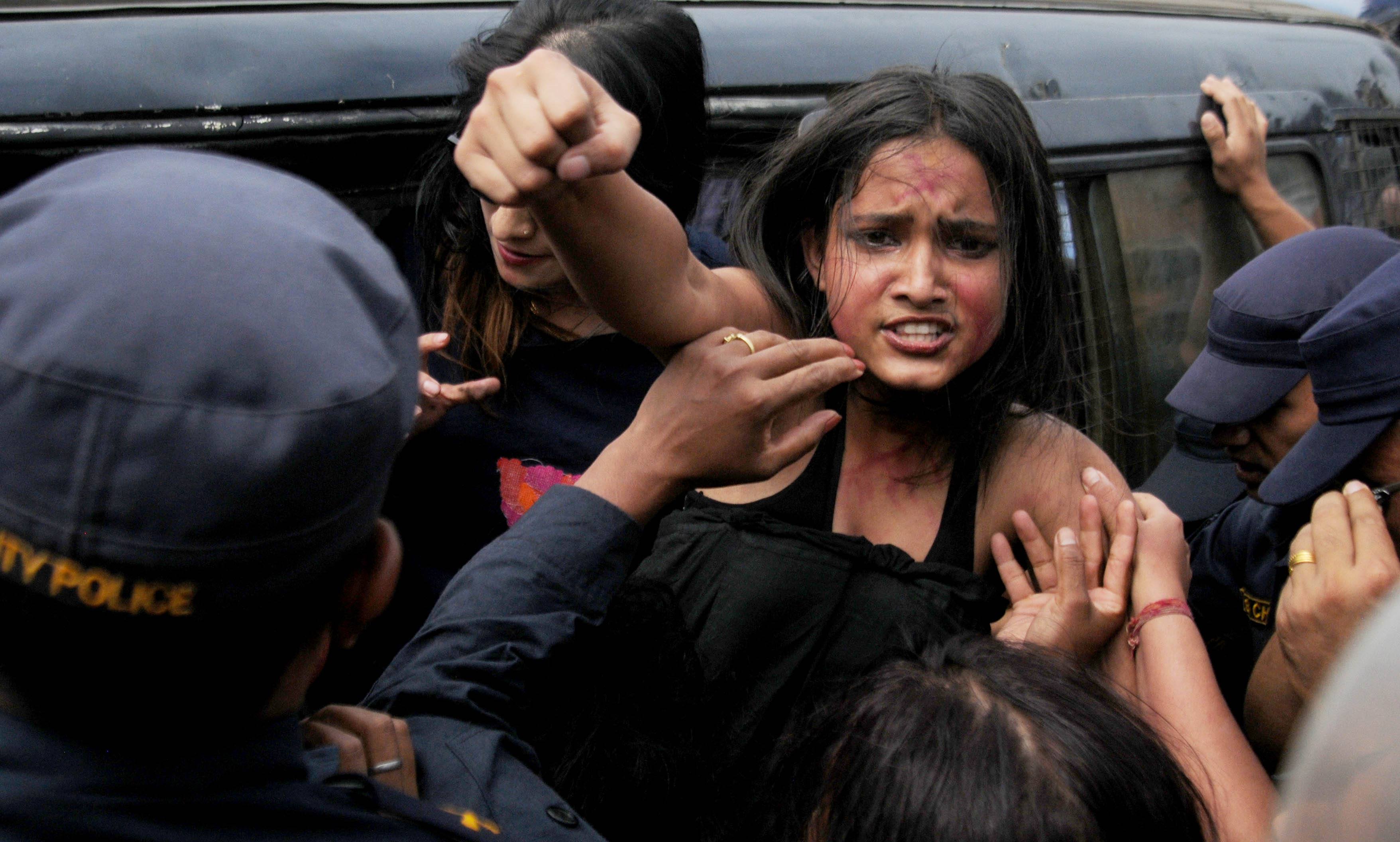पेटीकोट लगाएर माइतीघरमा प्रदर्शन, बलात्कारीलाई फाँसी दिन माग