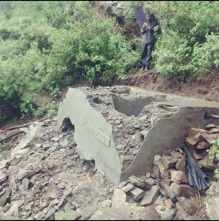 बस्तीनै अाएर भत्काईदिए निर्माणाधीन खानेपानी अायाेजना:पाँचलाखकाे क्षति