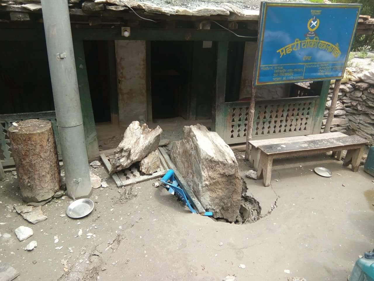 पहिरोको डरले स्थायी प्रहरी चौकीनै बिस्थापित