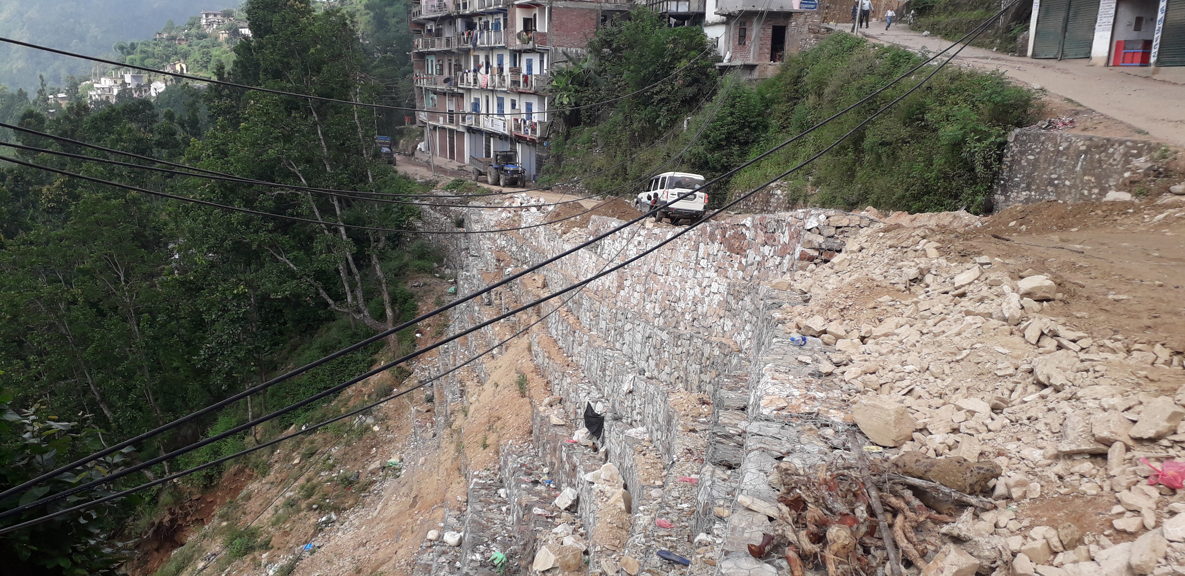धमाधम मर्मत हुँदै ग्रामीण सडकहरु