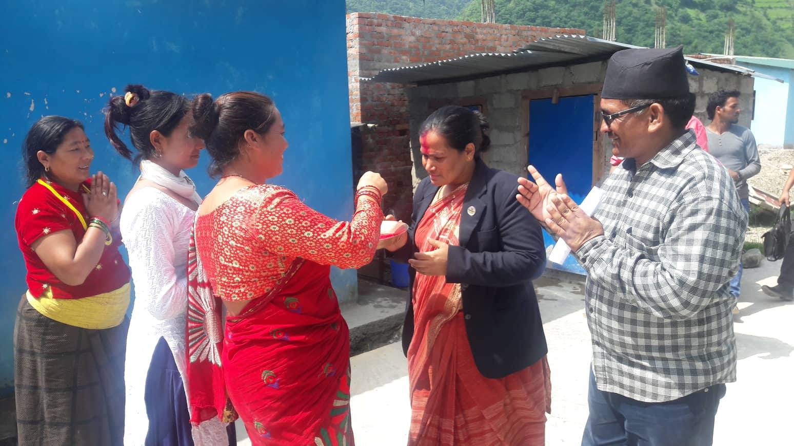 रुकुमका पहिरो पिडितहरुलाई राहत वितरण