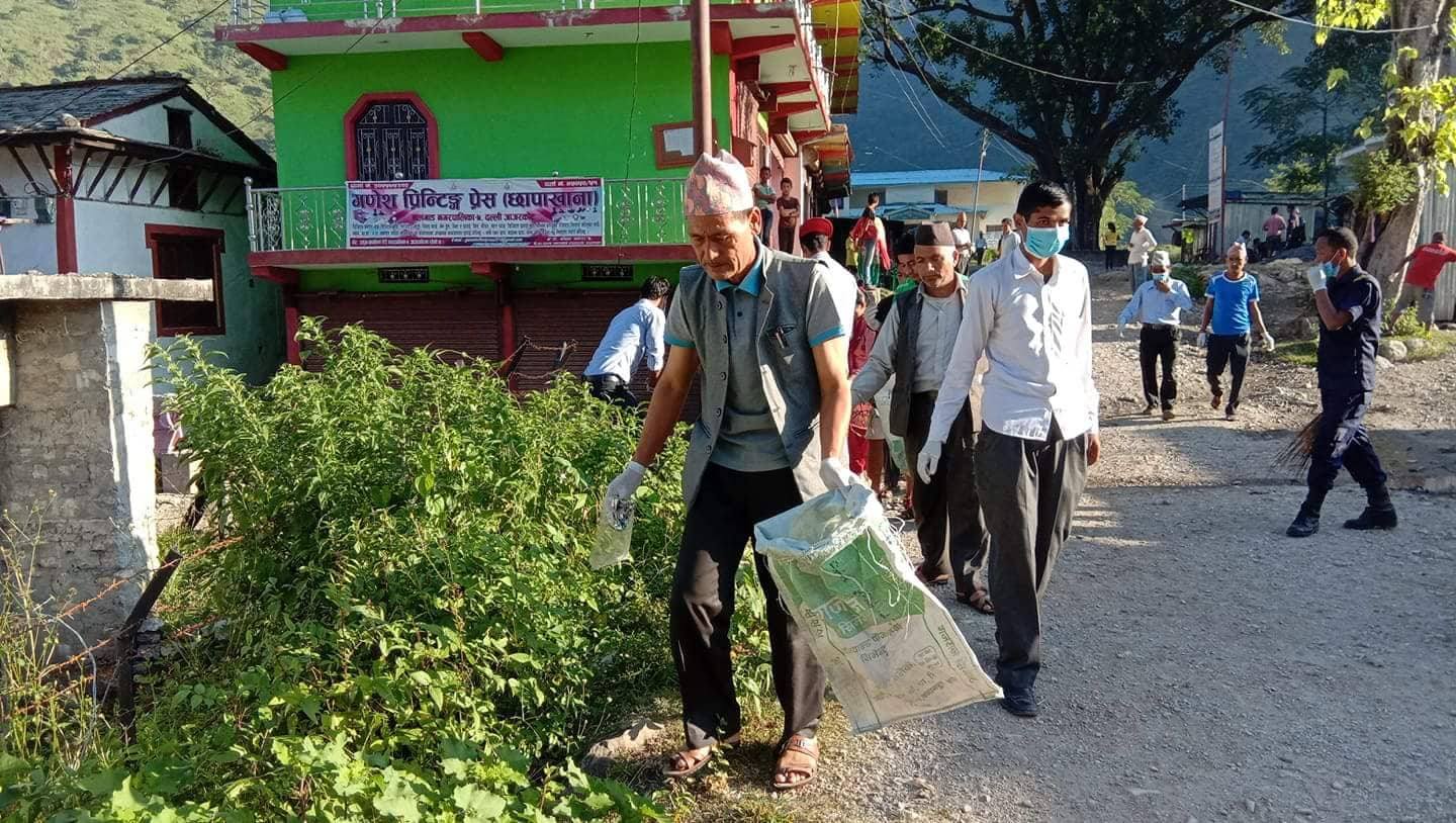 नगरप्रमुख नै फोहर उठाउन निस्केपछि