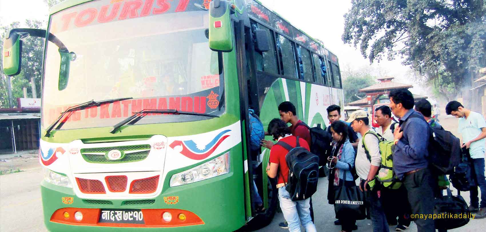 दसैँ मनाउन घर फर्किने नेपालीको सीमानाकामा घुइँचो