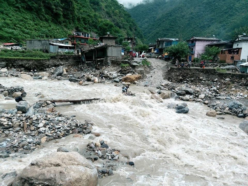 वाढीले पुल र वाटो अवरुद्ध बनाएपछि खाद्यान्न अभाव