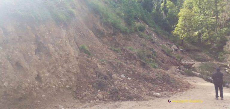 पातारासी सडकमा गएको पहिरोले असारदेखि एम्बुलेन्स सेवा बन्द