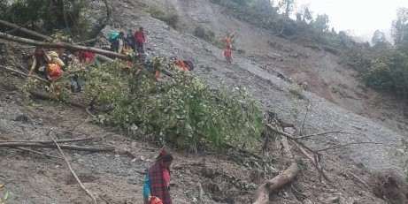 मध्यपहाडी लोकमार्गमा जताततै पहिरो, पैदल हिँड्न पनि जोखिम