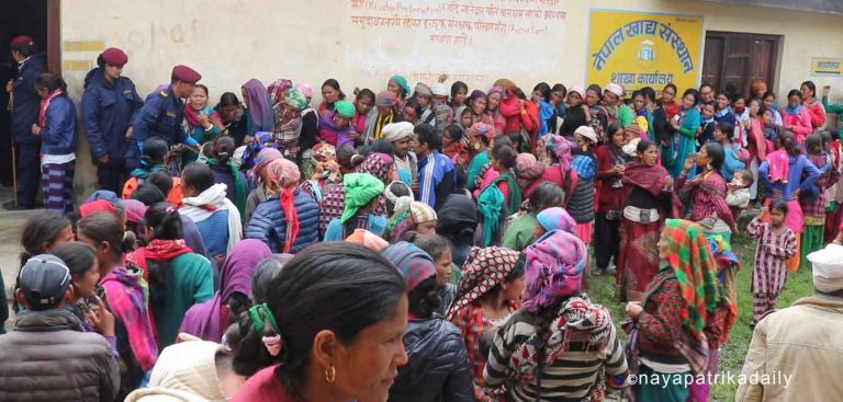 दसैंका लागि हुम्लामा प्रतिघर ५ केजी चामल वितरण सुरू
