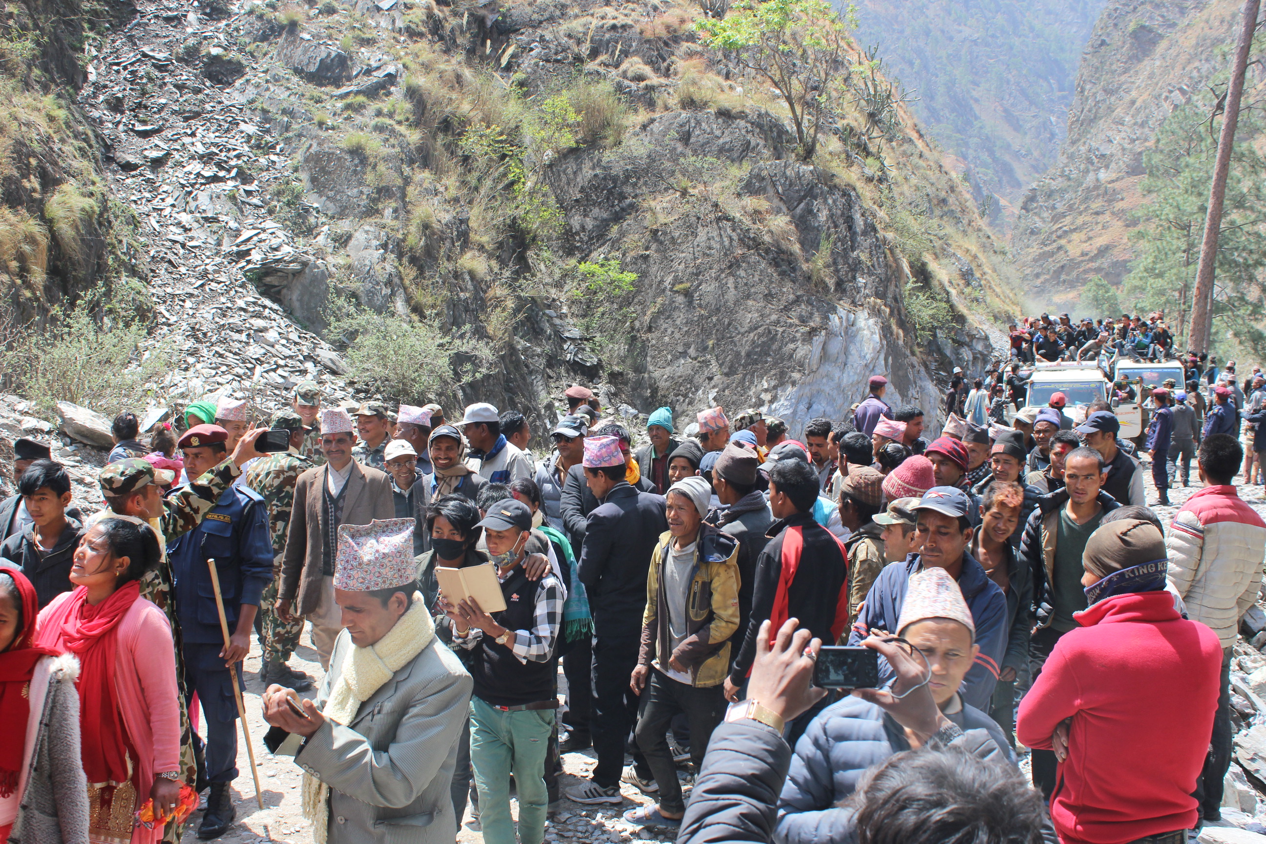 तरपरे भिर कट्यो , दशैमा दुनै पुग्दै सडक