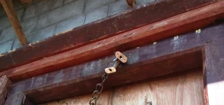 खानेपानीको माग गर्दै त्रिवेणी गाउँपालिका कार्यालयमा तालबन्दी